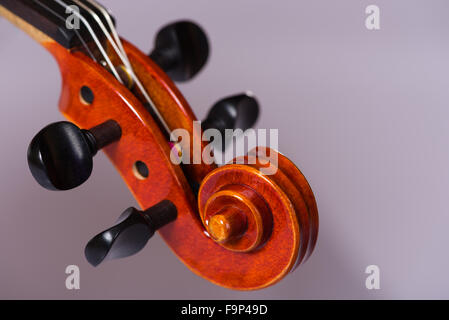 Eine Nahaufnahme der Details einer Violine. Stockfoto