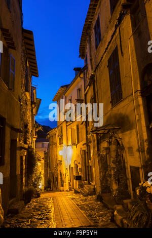 Schmalen gepflasterten Straße in La Turbie in Frankreich Stockfoto