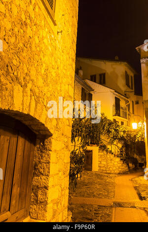 Schmalen gepflasterten Straße in La Turbie in Frankreich Stockfoto