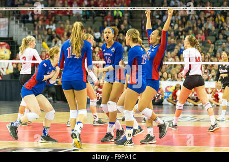 Omaha, ne USA. 17. Dezember 2015. Kansas-Spieler reagieren auf einen Punkt in Aktion während einer 2015 NCAA D1 Frauen letzten vier Volleyball Meisterschaft Halbfinale zwischen #9 Kansas Jayhawks und #4 Nebraska Cornhuskers CenturyLink Center in Omaha, NE. Teilnahme: 17.551 (größte Menschenmenge in der NCAA Volleyball Geschichte). Nebraska gewann 3-1.Michael Spomer/Cal Sport Media/Alamy Live News Stockfoto