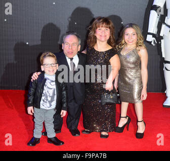 Harrison Davis, Warwick Davis, Samantha Davis und Annabel Davis bei der STAR WARS: die Kraft erwacht, Europa-Premiere in Leices Stockfoto