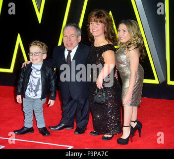 Harrison Davis, Warwick Davis, Samantha Davis und Annabel Davis bei der STAR WARS: die Kraft erwacht, Europa-Premiere in Leices Stockfoto