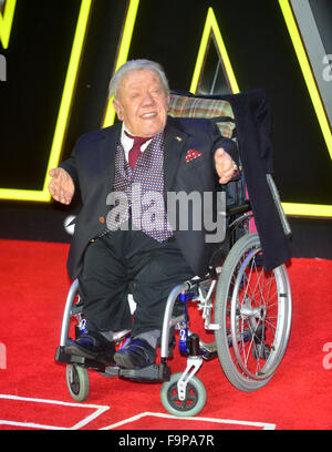 Kenny Baker in der STAR WARS: die Kraft erwacht, Europapremiere am Leicester Square in London Stockfoto