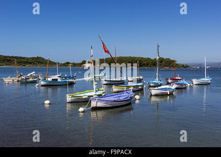 Blick auf die Boote in Le Brusc in Frankreich an einem sonnigen Tag Stockfoto