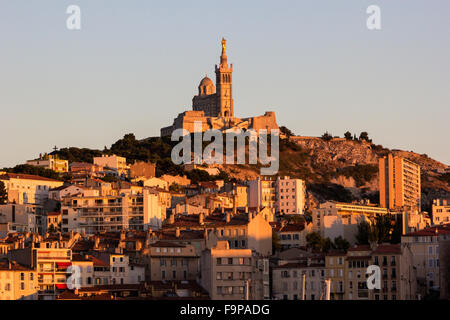 Blick auf Notre-Dame De La Garde in Marseille in Frankreich am Nachmittag Stockfoto