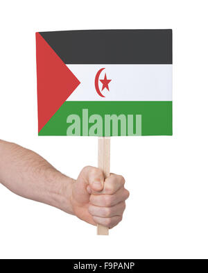 Hand, die kleine Karte, isoliert auf weiss - Flagge der Westsahara Stockfoto