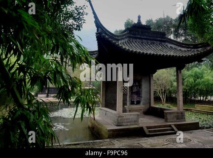 Peking, China. 11. Dezember 2015. Foto aufgenommen am 11. Dezember 2015 zeigt den Lanting-Pavillon im Park Lanting in Shaoxing, Zhejiang Provinz Ost-China. © Wang Song/Xinhua/Alamy Live-Nachrichten Stockfoto