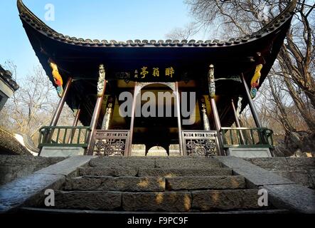 Peking, China. 8. Dezember 2015. Foto aufgenommen am 8. Dezember 2015 zeigt der Zuiweng-Pavillon in Chuzhou City in der ostchinesischen Provinz Anhui. © Wang Song/Xinhua/Alamy Live-Nachrichten Stockfoto