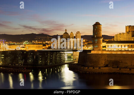 Blick auf Fort Saint-Jean, MuCEM und Kathedrale von Marseille in Marseille in Frankreich Stockfoto