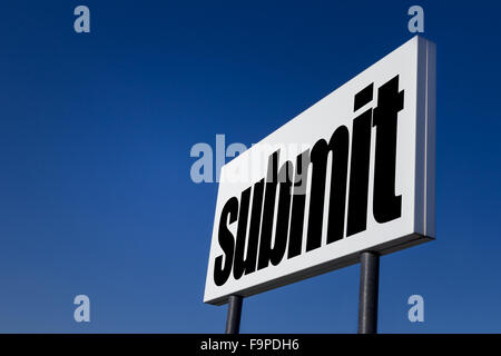 Große Anzeige-Panel, geprägt mit der Nachricht "Senden", isoliert auf blauen Himmel. Stockfoto