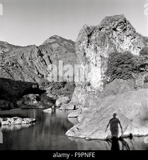 Ein schwarz-weiß Foto mit einer Person Schatten einer Natur-Szene. Stockfoto