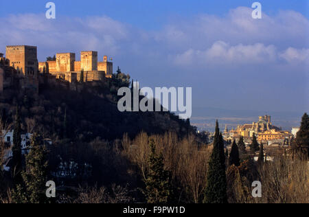 Alhambra und die Kathedrale, wie gesehen von Sacromonte Höhlenwohnungen Viertel (Gipsy Viertel), Granada, Andalusien, Spanien, Europa. Stockfoto