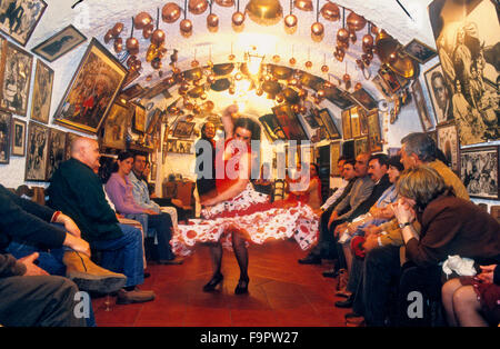 Flamenco-Tanz in Cueva Maria la Canastera.A Bar in einer Höhle im zigeunerischen Bezirk Sacramonte, Granada, Andalusien, Sp Stockfoto