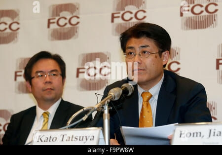 Tatsuya Kato, 17. Dezember 2015: Tatsuya Kato (R), ehemalige Seoul Büroleiter des japanischen Sankei Shimbun Zeitung, nimmt an einer Pressekonferenz nach seinem Prozess in Seoul, Südkorea. Der japanische Journalist Urteil Anhörung wegen"Verleumdung" fand in Seoul Central District Court am Donnerstag und er war Anklagepunkten freigesprochen. Laut Medienbericht schrieb Kato einen Artikel, dass President Park Geun-Hye und ihr ehemaliger Berater, wenn sie ein Gesetzgeber war, Yun Jeong-Hacke eine angebliche geheime Sitzung am 16. April 2014 als Sewol Fähre aus Südwest Küste sank von Südkorea hatte, töten mehr t Stockfoto