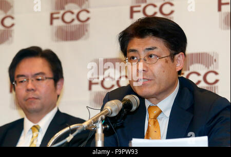 Tatsuya Kato, 17. Dezember 2015: Tatsuya Kato (R), ehemalige Seoul Büroleiter des japanischen Sankei Shimbun Zeitung, nimmt an einer Pressekonferenz nach seinem Prozess in Seoul, Südkorea. Der japanische Journalist Urteil Anhörung wegen"Verleumdung" fand in Seoul Central District Court am Donnerstag und er war Anklagepunkten freigesprochen. Laut Medienbericht schrieb Kato einen Artikel, dass President Park Geun-Hye und ihr ehemaliger Berater, wenn sie ein Gesetzgeber war, Yun Jeong-Hacke eine angebliche geheime Sitzung am 16. April 2014 als Sewol Fähre aus Südwest Küste sank von Südkorea hatte, töten mehr t Stockfoto