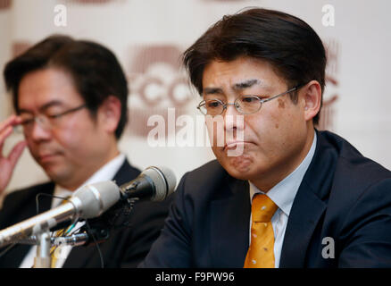 Tatsuya Kato, 17. Dezember 2015: Tatsuya Kato (R), ehemalige Seoul Büroleiter des japanischen Sankei Shimbun Zeitung, nimmt an einer Pressekonferenz nach seinem Prozess in Seoul, Südkorea. Der japanische Journalist Urteil Anhörung wegen"Verleumdung" fand in Seoul Central District Court am Donnerstag und er war Anklagepunkten freigesprochen. Laut Medienbericht schrieb Kato einen Artikel, dass President Park Geun-Hye und ihr ehemaliger Berater, wenn sie ein Gesetzgeber war, Yun Jeong-Hacke eine angebliche geheime Sitzung am 16. April 2014 als Sewol Fähre aus Südwest Küste sank von Südkorea hatte, töten mehr t Stockfoto