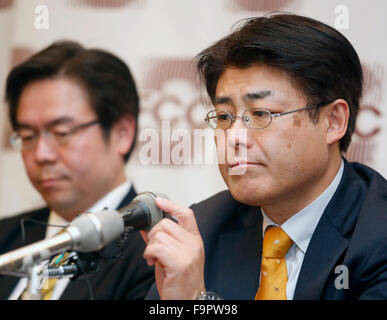 Tatsuya Kato, 17. Dezember 2015: Tatsuya Kato (R), ehemalige Seoul Büroleiter des japanischen Sankei Shimbun Zeitung, nimmt an einer Pressekonferenz nach seinem Prozess in Seoul, Südkorea. Der japanische Journalist Urteil Anhörung wegen"Verleumdung" fand in Seoul Central District Court am Donnerstag und er war Anklagepunkten freigesprochen. Laut Medienbericht schrieb Kato einen Artikel, dass President Park Geun-Hye und ihr ehemaliger Berater, wenn sie ein Gesetzgeber war, Yun Jeong-Hacke eine angebliche geheime Sitzung am 16. April 2014 als Sewol Fähre aus Südwest Küste sank von Südkorea hatte, töten mehr t Stockfoto