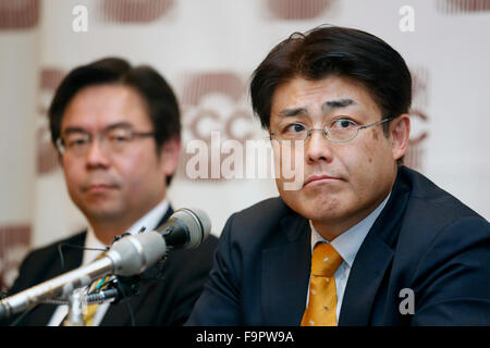 Tatsuya Kato, 17. Dezember 2015: Tatsuya Kato (R), ehemalige Seoul Büroleiter des japanischen Sankei Shimbun Zeitung, nimmt an einer Pressekonferenz nach seinem Prozess in Seoul, Südkorea. Der japanische Journalist Urteil Anhörung wegen"Verleumdung" fand in Seoul Central District Court am Donnerstag und er war Anklagepunkten freigesprochen. Laut Medienbericht schrieb Kato einen Artikel, dass President Park Geun-Hye und ihr ehemaliger Berater, wenn sie ein Gesetzgeber war, Yun Jeong-Hacke eine angebliche geheime Sitzung am 16. April 2014 als Sewol Fähre aus Südwest Küste sank von Südkorea hatte, töten mehr t Stockfoto