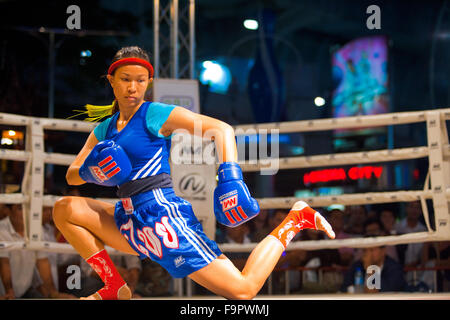 Weibliche Muay thai Kickboxer Durchführung eine Knie abwärts treten Routine während eines Pre-Kickboxen-Tanzes namens Wai khru Stockfoto