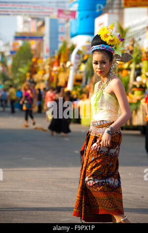 Eine traditionell gekleideten Schönheitskönigin im Sarong und Blumen zu Fuß in die Parade durch die Innenstadt am Surin Elephant Roundup Stockfoto