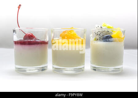 Joghurt Penna Cotta mit verschiedenen Früchten, im Glas Stockfoto