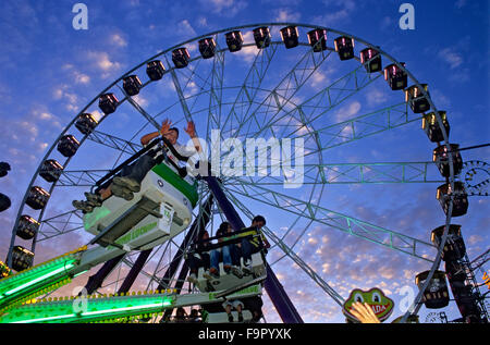 Feria von Granada. Messe, während CorpusChristi.Big Rad in Messe, Granada, Andalusien, Spanien Stockfoto