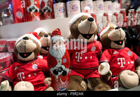 Ein Schokoladen Weihnachtsmann und Spielzeug Versionen von Maskottchen Berni mit dem Logo des deutschen Fußball-Bundesliga-Fußball-Verein FC Bayern München sind im Fanshop des Vereins in München, 17. Dezember 2015 gesehen. Foto: Sven Hoppe/dpa Stockfoto