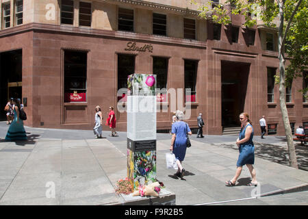 Sydney, Australien. 18.. Dezember 2015. Premieren Botschaft und Blumen vor dem Lindt Cafe ein Jahr nach der Belagerungs- und Terroranschläge von man Haron Monis, die das Leben zweier unschuldiger Zuschauer forderten. Kredit: model10/Alamy Live Nachrichten Stockfoto