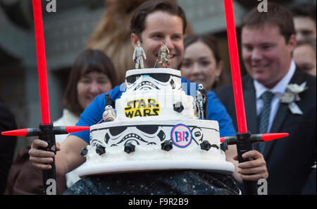 Hollywood, Kalifornien, USA. 17. Dezember. 2015) (ein neues Paar, beide begeisterte Star Wars Fans aus Australien, heiraten in einer Star Wars-themed Hochzeit am Bahnhofsvorplatz TCL Chinese Theater IMAX in Hollywood, Kalifornien, USA, am 17. Dezember 2015. () Xinhua/Yang Lei)(azp) Credit: Xinhua/Alamy Live-Nachrichten Stockfoto