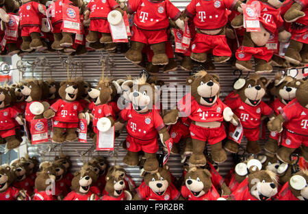 München, Deutschland. 17. Dezember 2015. Spielzeug-Versionen von Maskottchen Berni alles mit dem Logo des deutschen Fußball-Bundesliga-Fußball-Verein FC Bayern München sind auf dem Display an der Club Fanshop in München, 17. Dezember 2015. Foto: Sven Hoppe/Dpa/Alamy Live News Stockfoto