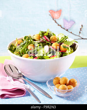 Ostern Salat Mit Kasekroketten Stockfotografie Alamy
