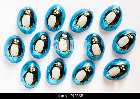 Tesco Weihnachten Milchschokolade Pinguine bereit für Weihnachten isoliert auf weißem Hintergrund Stockfoto