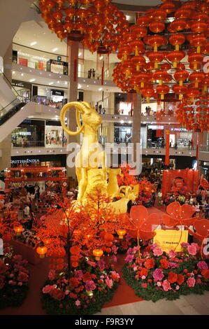 Malaysischen Einkaufszentrum eingerichtet für chinesische Neujahr Frühlingsfest feiern mit Sternzeichen Tier und roten Laternen Stockfoto