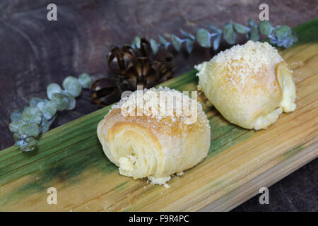 Apfelstrudel auf Holzbrett dekoriert Stockfoto