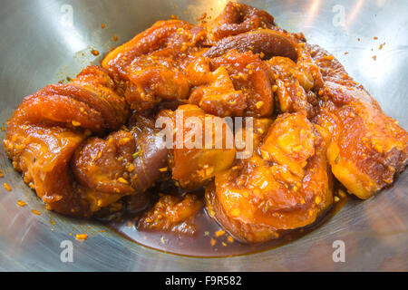 rot BBQ Schweinefleisch mit roter Sauce marinieren Stockfoto