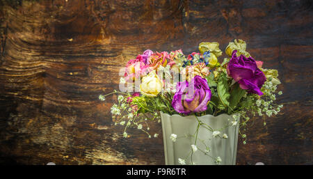 Vintage bunte Rosen auf dunklen Ton aus Holz Hintergrund erhalten Stockfoto