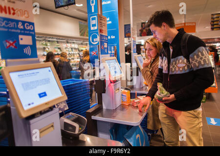 Der erste Albert Heijn Supermarkt ohne Kassierer und wo nur bezahlt werden kann per Selfscan Stockfoto