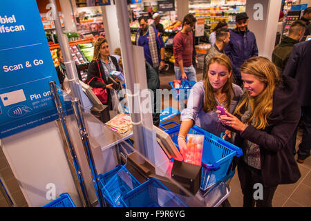 Der erste Albert Heijn Supermarkt ohne Kassierer und wo nur bezahlt werden kann per Selfscan Stockfoto