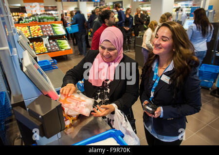 Der erste Albert Heijn Supermarkt ohne Kassierer und wo nur bezahlt werden kann per Selfscan Stockfoto