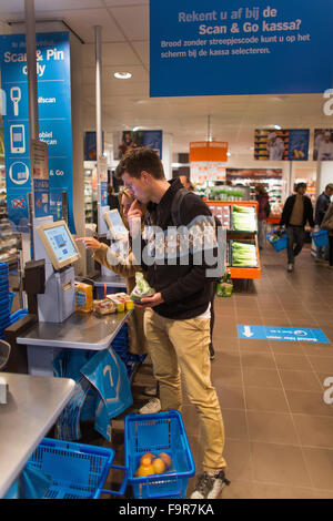 Der erste Albert Heijn Supermarkt ohne Kassierer und wo nur bezahlt werden kann per Selfscan Stockfoto