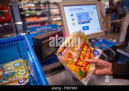 Der erste Albert Heijn Supermarkt ohne Kassierer und wo nur bezahlt werden kann per Selfscan Stockfoto