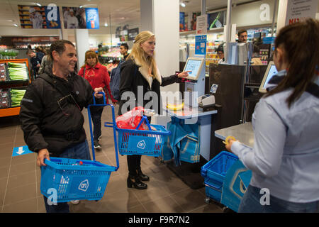 Der erste Albert Heijn Supermarkt ohne Kassierer und wo nur bezahlt werden kann per Selfscan Stockfoto