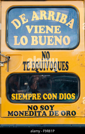 Rückseite einer gelben Schulbus geparkt auf der Straße mit Buchstaben drauf Stockfoto