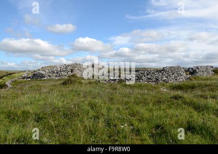 Cahercommaun dreifach ummauerten steinerne Festung Kilanboy Carron Grafschaft Clare Ireland Stockfoto