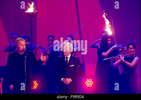 Berlin, Deutschland. 17. Dezember 2015. Musiker Herbert Grönemeyer (L) und Sängerin José Carreras führen am Hotel Estrel in Berlin, Deutschland, 17. Dezember 2015. Der 21. José Carreras Gala fand in Berlin statt. Foto: Klaus-Dietmar Gabbert/Dpa/Alamy Live News Stockfoto