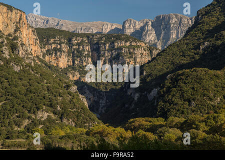 Die Vikos-Schlucht, Nordende, von unten Mikro Papingo im Herbst; Zagori, Epirus, Griechenland. Stockfoto
