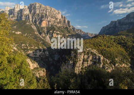 Die Vikos-Schlucht, Nordende, von unten Mikro Papingo im Herbst; Zagori, Epirus, Griechenland. Stockfoto