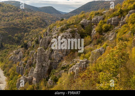 Rock-Zinnen im Tal des Flusses Voidhomatis, Vikos-Schlucht, unter Koukouli; Vikos-Aoos Nationalpark, Zagori, Epirus Stockfoto