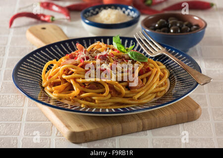 Bucatini all'amatriciana. Pasta mit Speck und Tomatensauce. Italienisches Essen. Stockfoto