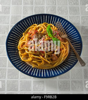 Bucatini all'amatriciana. Pasta mit Speck und Tomatensauce. Italienisches Essen. Stockfoto